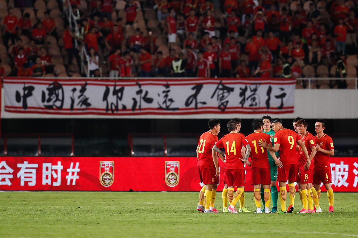 开云体育官网-比赛场上球员拼搏进攻，为胜利而战