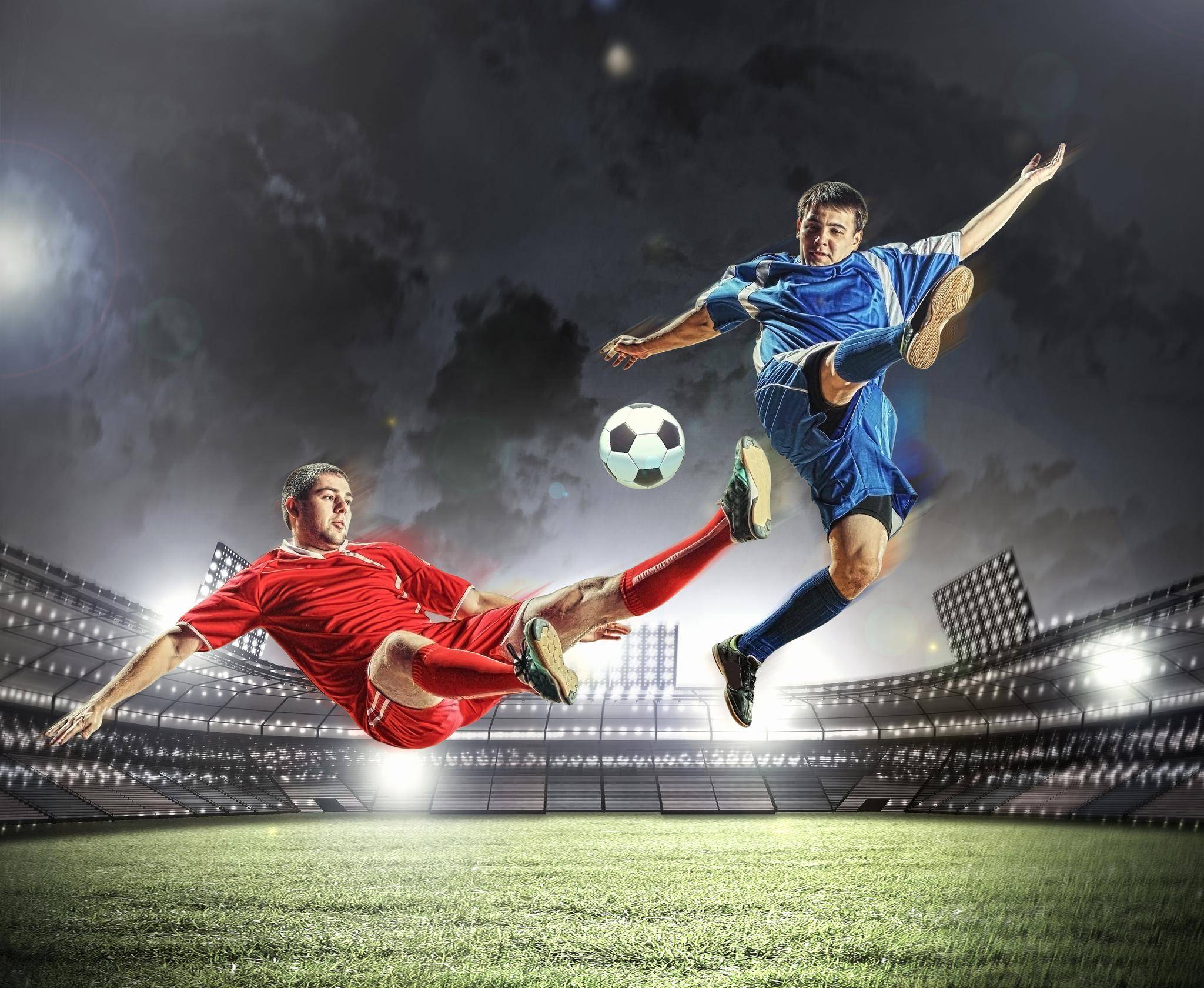 比赛场上球员拼搏进攻,为胜利而战 比赛场上球员拼搏进攻,为胜利而战