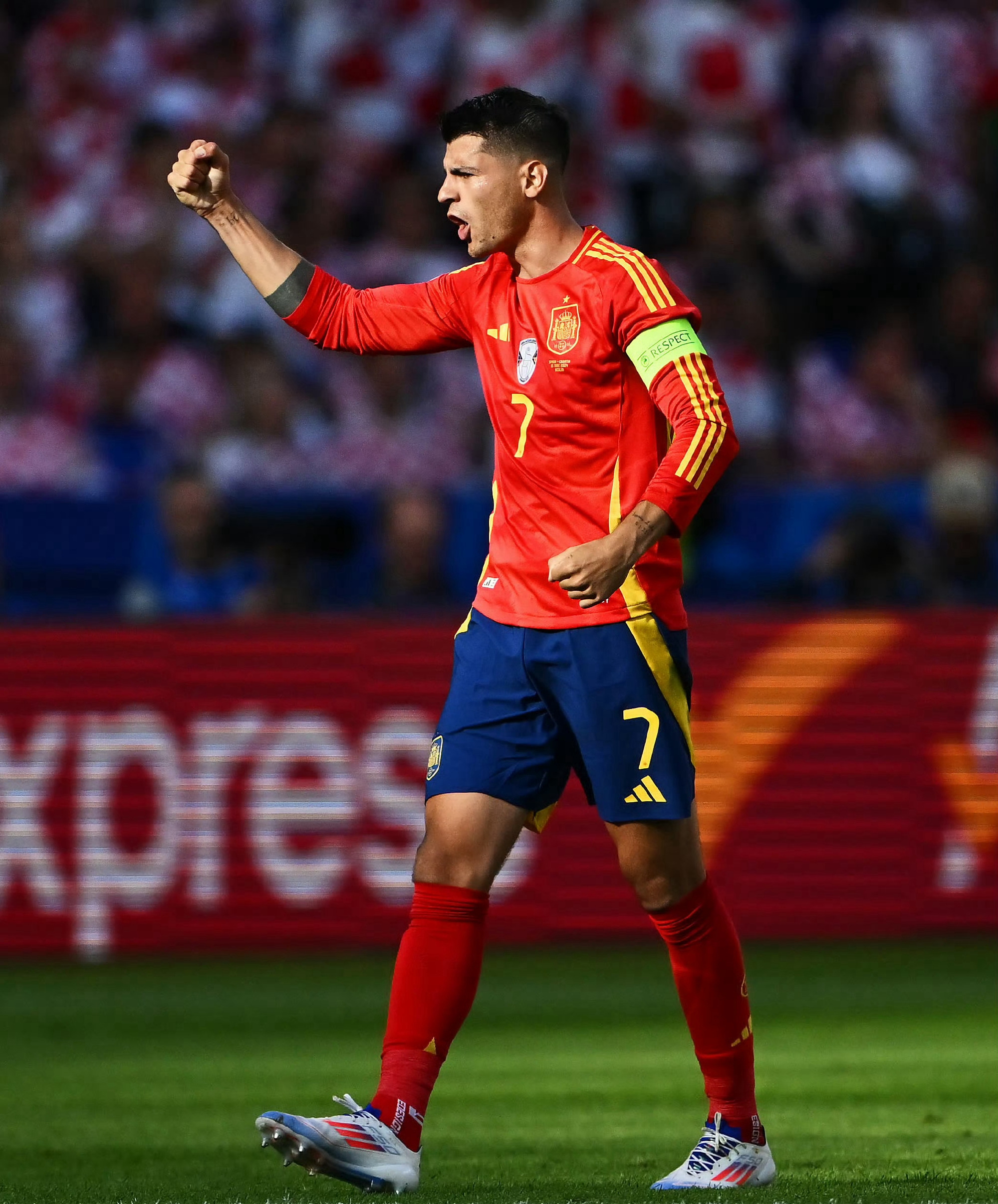 西班牙球员奋力拼搏,成功战胜对手 西班牙球员奋力拼搏,成功战胜对手