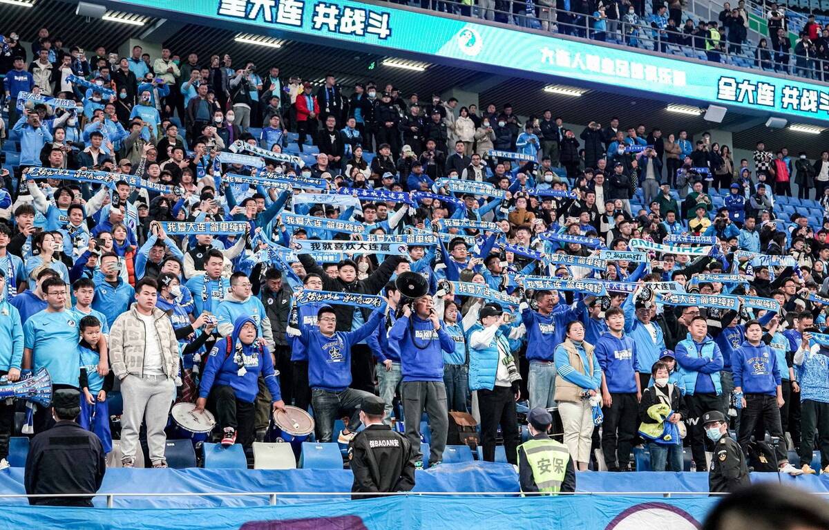 精彩比赛连连,球迷尽享观赏乐趣 精彩比赛连连,球迷尽享观赏乐趣