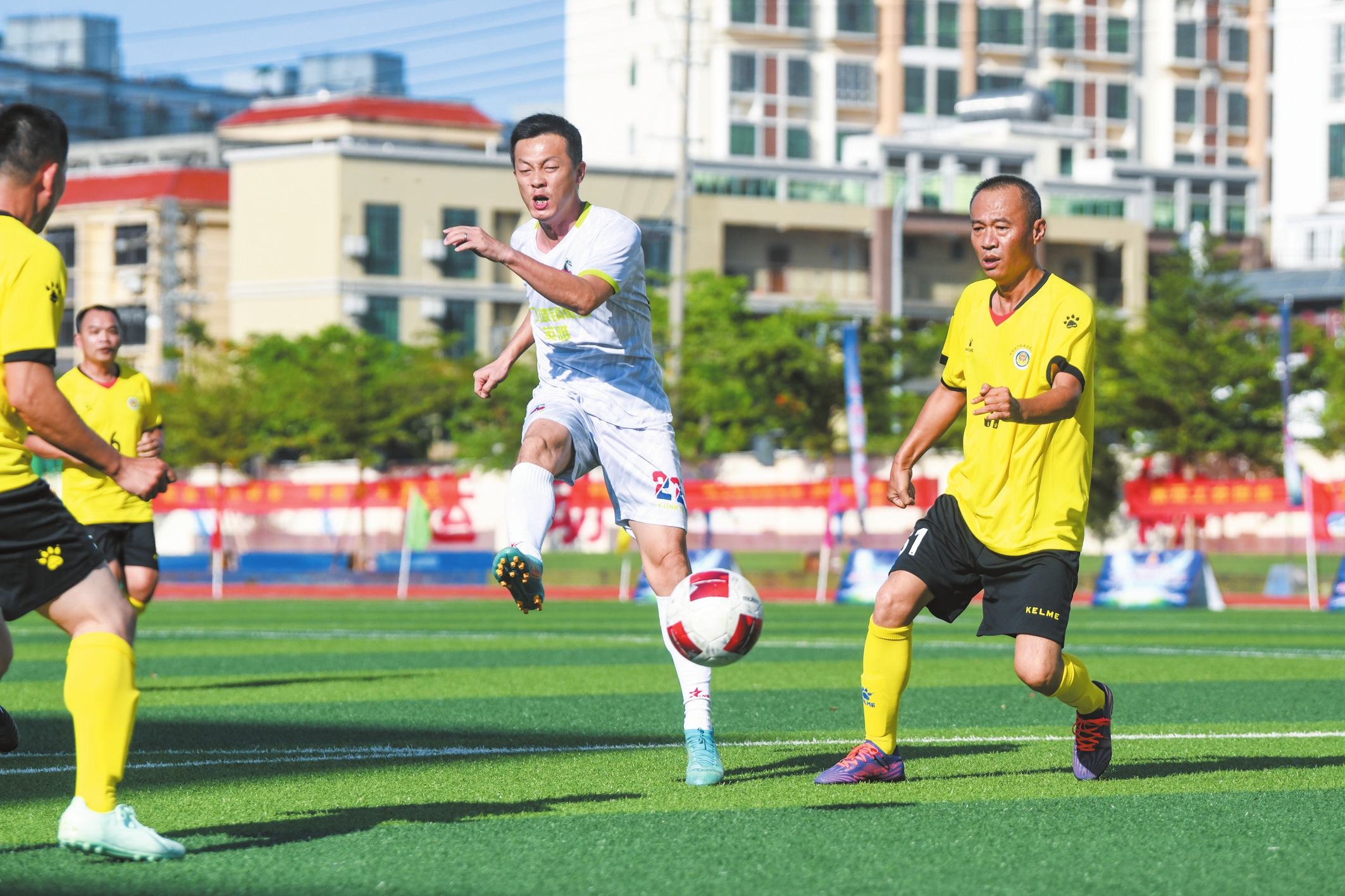 包含足球赛场氛围欢腾,球员斗志昂扬的词条 包含足球赛场氛围欢腾,球员斗志昂扬的词条