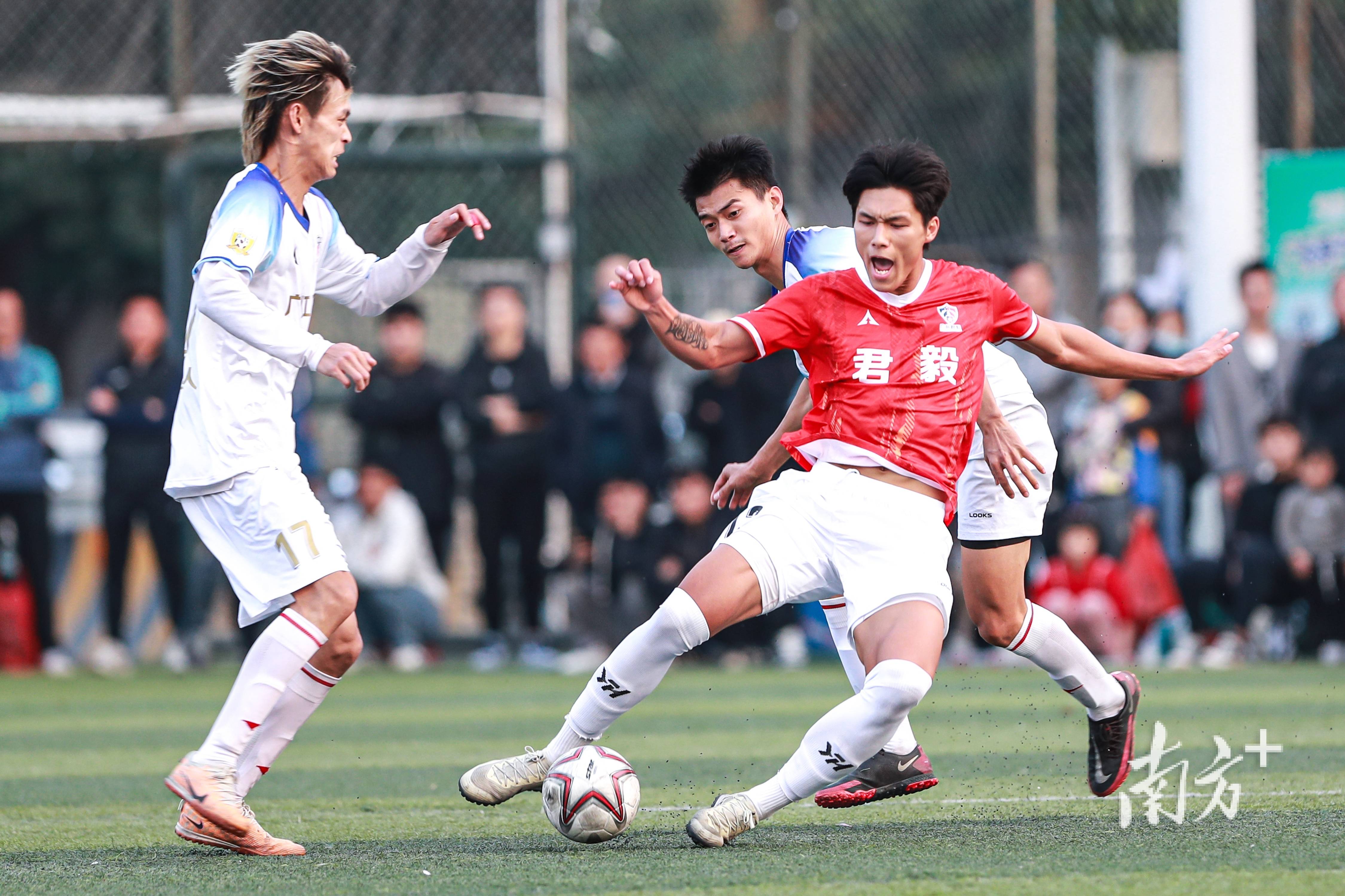 开云体育-足球比赛掀起狂潮，球员壮志凌云