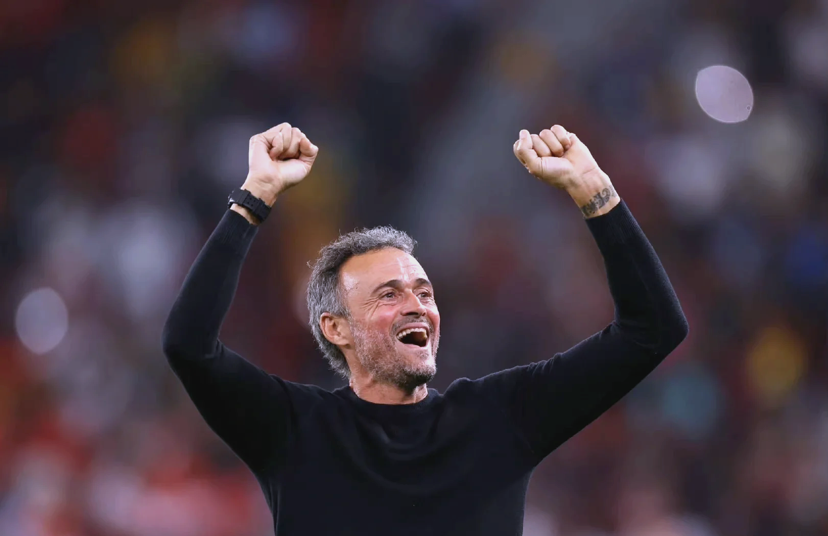 开云体育在线-喜悦欢呼，球迷见证球队晋级之路