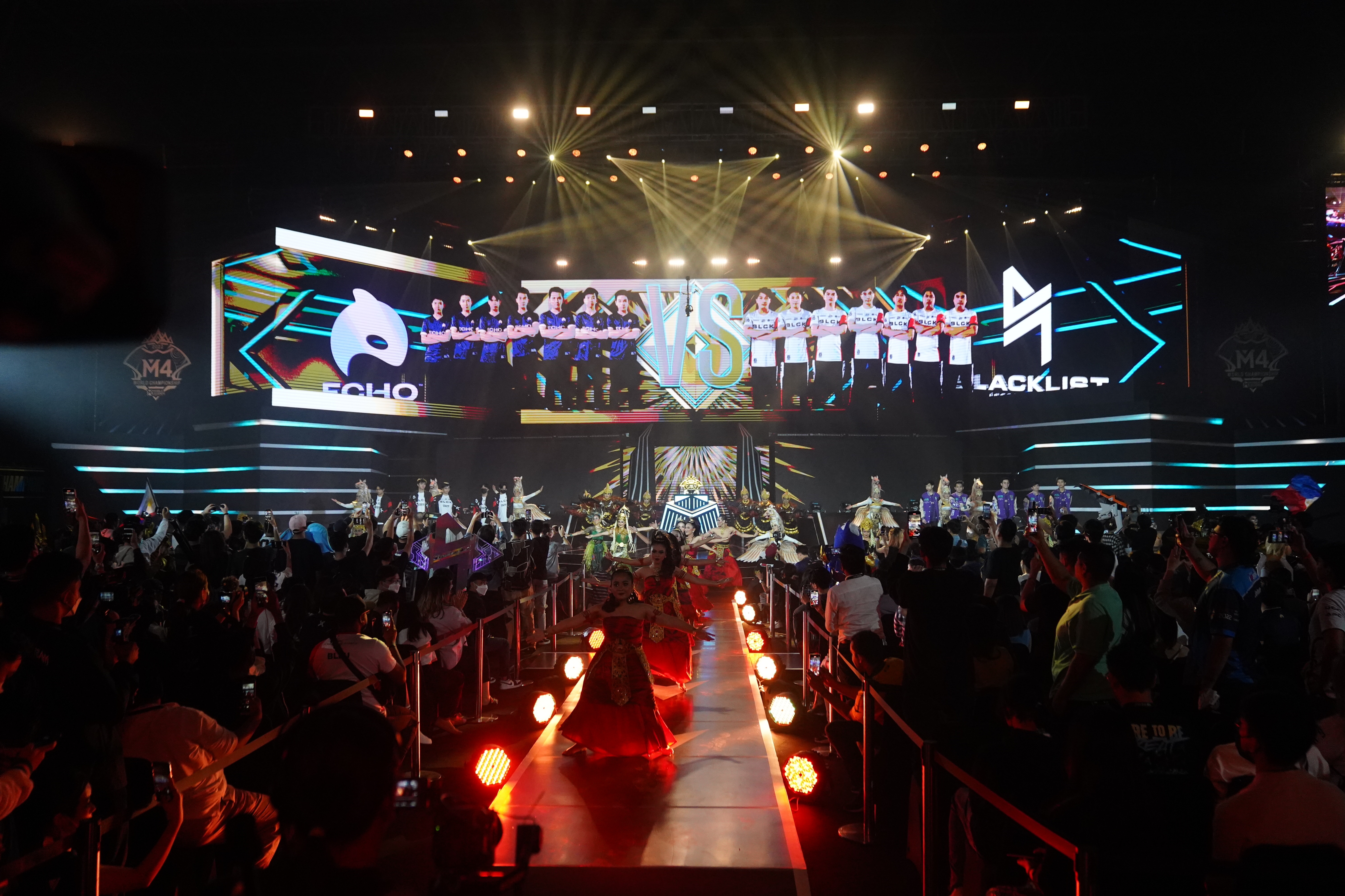 纷繁复杂的竞赛,球场内外高潮不断的简单介绍 纷繁复杂的竞赛,球场内外高潮不断的简单介绍