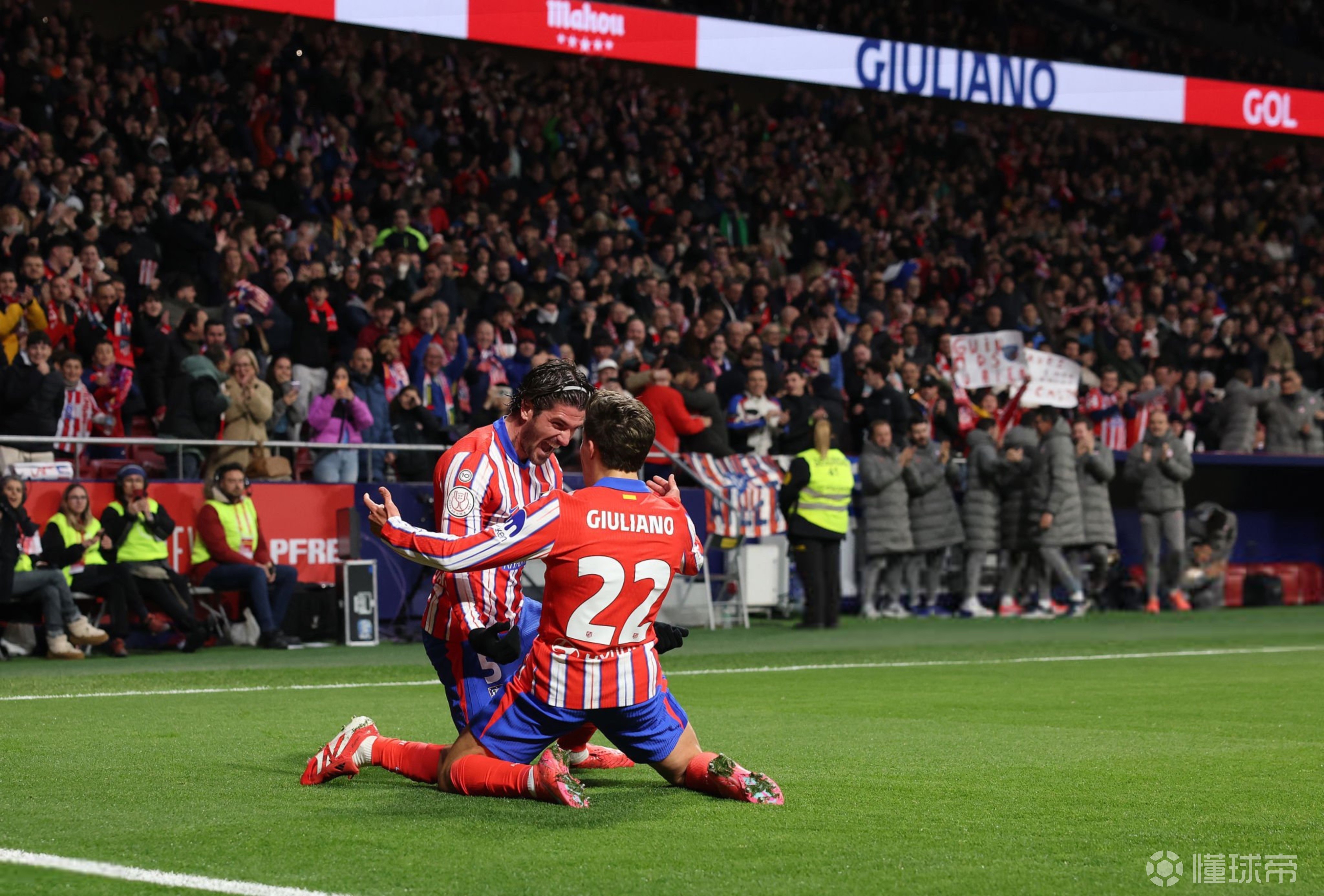 开云APP-足球赛场上球员拼尽全力争取胜利