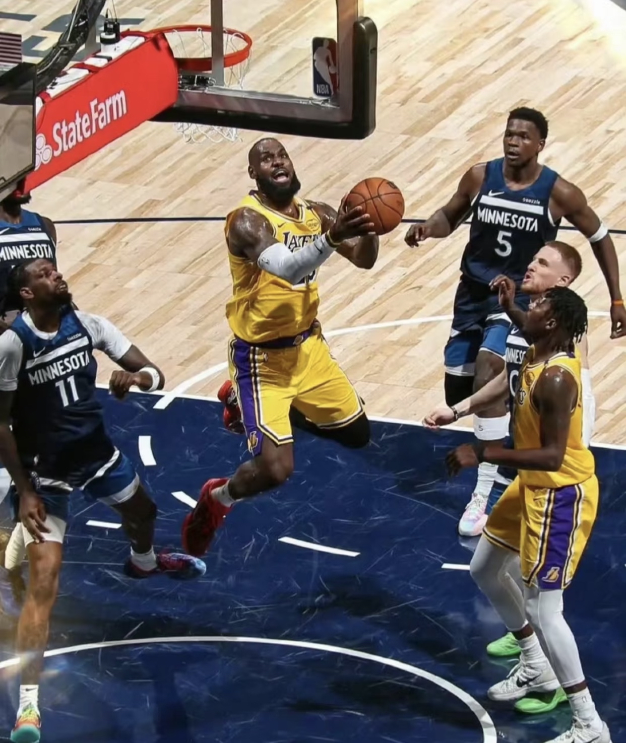 球员拼尽全力，场面惊险刺激