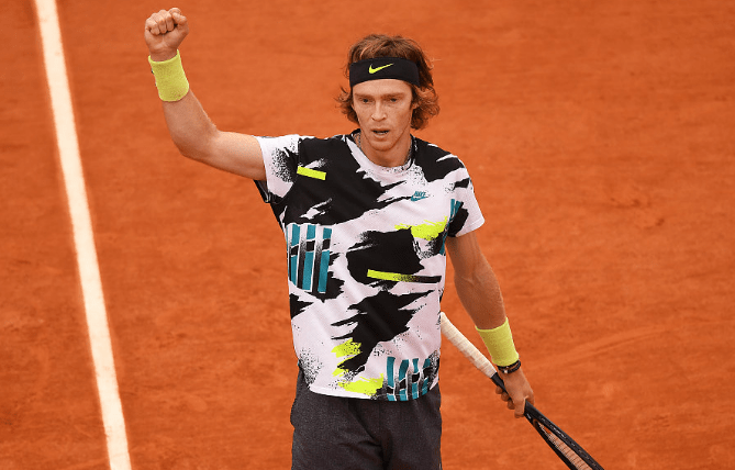 开云官网-包含汉堡SV客场逆转取胜，积分不断攀升的词条