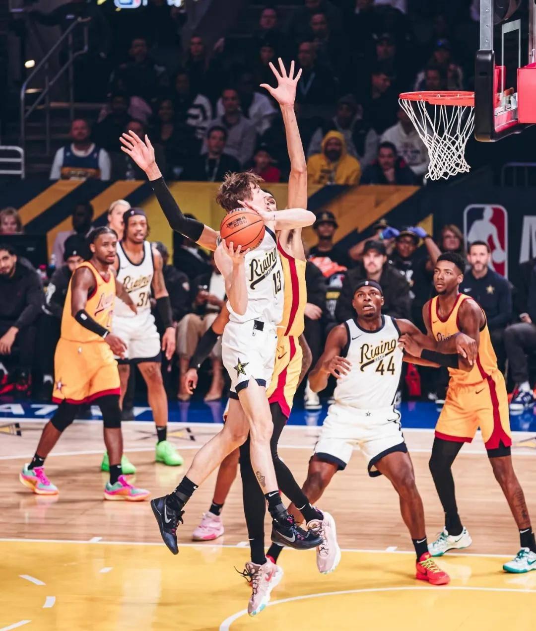 公牛惨败猛龙,拉文失常被逐出场 公牛惨败猛龙,拉文失常被逐出场