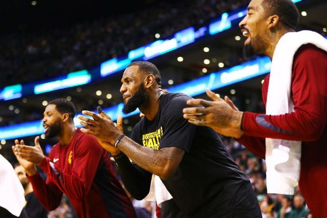 开云平台-76人力克雄鹿，哈里斯送出助攻